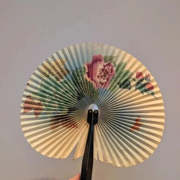 Vintage floral paper fan - Picture 6 of 9